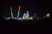 Huvipuisto Luna Park pimeällä